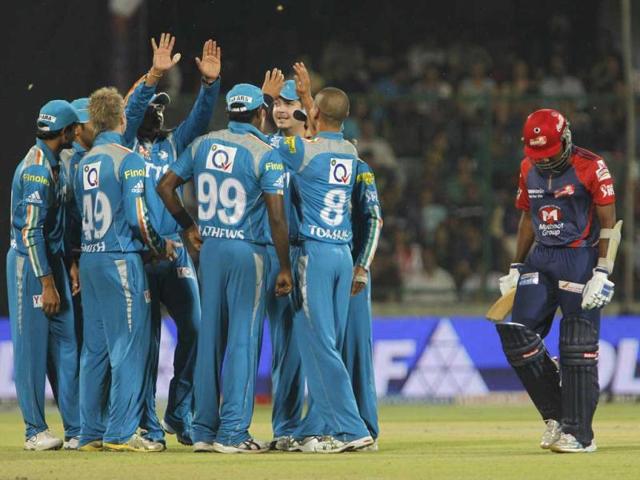 Pune Warriors team celebrates the wicket of Jayawardene during IPL 5 match played at Ferozshah Kotla in New Delhi. (HT Photo/Vipin Kumar)