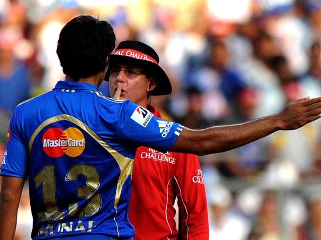 Mumbai Indians bowler Munaf Patel is cautioned by umpire Rod Tucker after a verbal spat with Kings XI Punjab batsman Mandeep Singh during the IPL Twenty20 cricket match in Mumbai. (AFP Photo/Indranil Mukherjee)