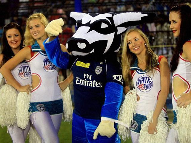 Cheerleaders pose with Deccan Chargers mascot during IPL-5 match between Deccan Chargers and KKR at Barabati Stadium in Cuttack. (PTI PhotoSwapan Mahapatra)