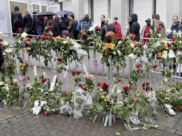 Roses are left on a fence near the security screening point outside the Oslo district courtroom where the trial against rightwing extremist Anders Behring Breivik, who killed 77 people in twin attacks in Norway last year, is being held. AFP Photo/Daniel Sannum Lauten