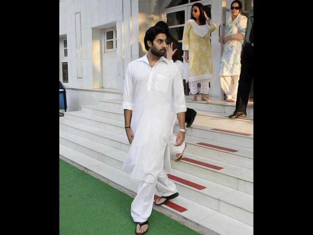 Abhishek Bachchan in a white kurta pyjama. Abhishek Bachchan in a white kurta pyjama.