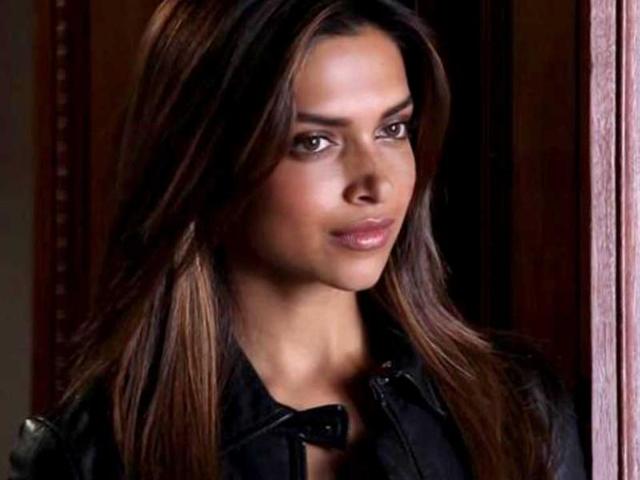 Deepika Padukone looks glamorous in the dusky look!