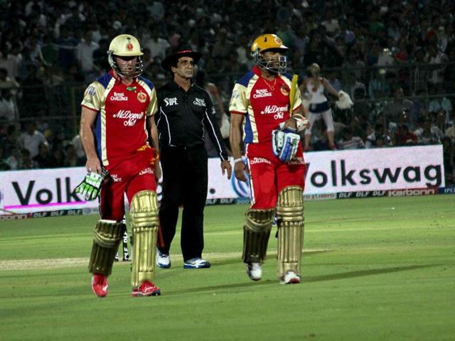 Bangalore players Tillakratne Dilshan and AB de Villiers return to pavilion after setting 190-run target for Rajasthan the IPL 5 match at the Sawai Mansingh Stadium in Jaipur.