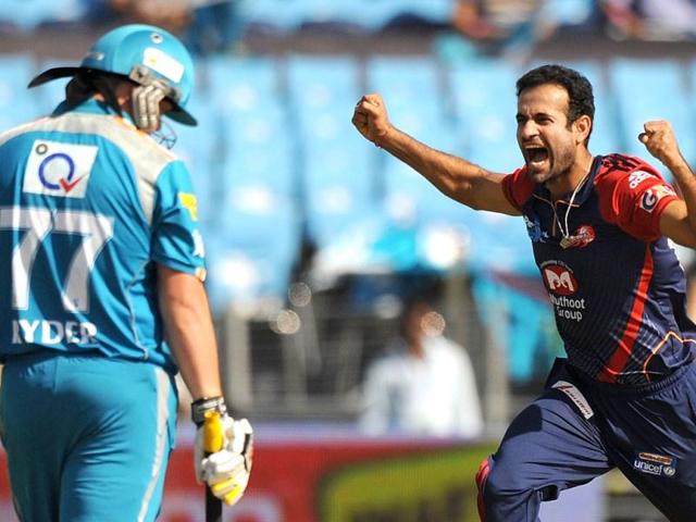 Delhi Daredevils bowler Irfan Pathan (R) celebrates the wicket of Pune Warriors India batsman Jesse Ryder (L) during the IPL Twenty20 cricket match in Pune. (AFP Photo/Punit Paranjpe)