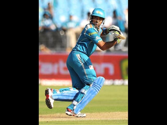 Pune Warriors India batsman Robin Uthappa plays a shot during the IPL Twenty20 cricket match at The Sahara Stadium in Pune. (AFP Photo/Punit Paranjpe)