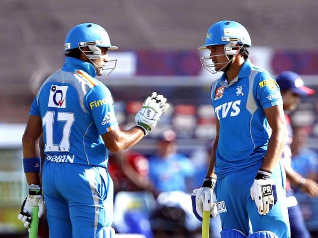 Pune Warrior batsmen Manish Pandey and Robin Uthapa bat during the match between Pune Warriors and Delhi Daredavils at Subrata Roy Sahara Stadium in Pune. (HT PhotoSantosh Harhare)