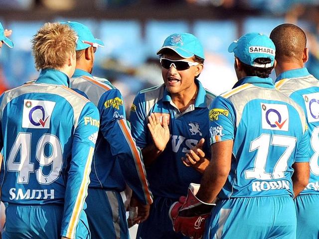 Pune Warriors captain Sourav Ganguly (C) celebrates with team mates after the wicket of Delhi Daredevils batsman Mahela Jayawardene during the IPL Twenty20 cricket match in Pune. (AFP Photo/Punit Paranjpe)
