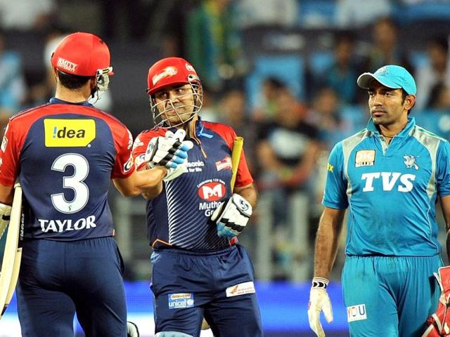 Delhi Daredevils captain Virender Sehwag (C) celebrates victory with teammate Ross Taylor as Pune Warriors India wicket-keeper Robin Uthappa (R) watches after the IPL Twenty20 cricket match in Pune. (AFP Photo/Punit Paranjpe)