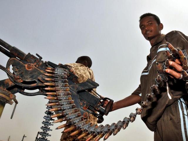 A Sudanese soldier poses with a machine gun in the oil town of Heglig bordering with South Sudan. AFP Photo/Ebrahim Hamid