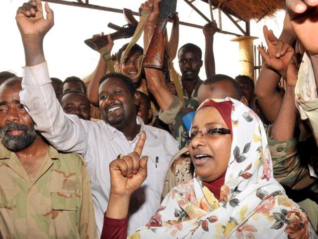 Sudanese state minister of information, Sana Hamad (R) addresses Sudanese soldiers during her visit to the oil town of Heglig bordering with South Sudan. AFP Photo/Ebrahim Hamid