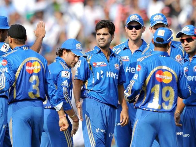 Mumbai Indians bowler RP Singh (C) celebrates the wicket of Kings XI Punjab batsman Mandeep Singh with teammates during the IPL Twenty20 cricket match between Kings XI Punjab and Mumbai Indians at PCA Stadium in Mohali. AFP Photo/Prakash Singh
