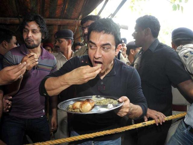 Aamir Khan enjoying the taste of Bihari delicacy Litti-Chokha, during his day-long visit to Patna.