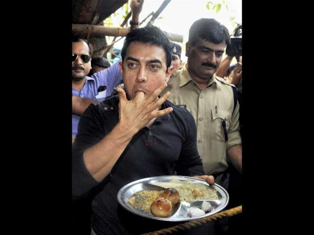 Aamir Khan licks his finger while savouring Litti-Chokha.