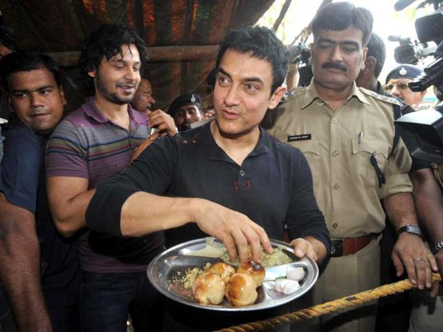 Aamir Khan poses with a plate of 'yummy' Litti-Chokha.