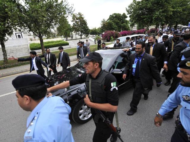 Security personnel escort Pak PM Yousuf Raza Gilani's car as he leaves the Supreme Court after a verdict in Islamabad. AFP Photo/Aamir Qureshi