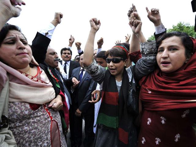 Supporters of Pak PM Yousuf Raza Gilani shout slogans against the contempt of court verdict outside the Supreme Court building in Islamabad. AFP Photo/Aamir Qureshi