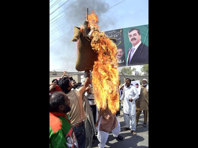 PPP supporters torch an effigy of Supreme Court Chief Justice Iftikhar Mohammd Chuadhry in Multan, after Pak PM Yousuf Raza Gilani was convicted of contempt of court. AFP Photo/SS Mirza