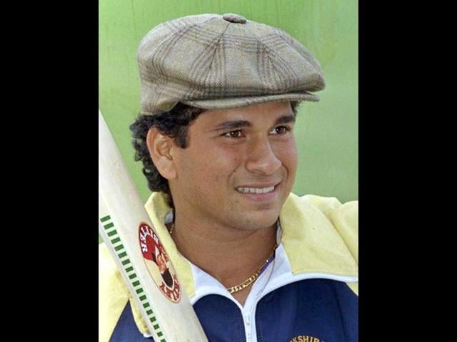 Sachin Tendulkar arrives at the Oval in London, on April 28, 1992, before making his debut for the Yorshire team on April 30. AFP