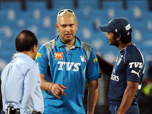 Cricketer Yuvraj Singh (C) interacts with Deccan Chargers captain Kumar Sangakkara (R) and former Indian cricketer Sunil Gavaskar before the start of the IPL Twenty20 cricket match between Pune Warriors India and Deccan Chargers at the Sahara Stadium in Pune. AFP Photo/Punit Paranjpe
