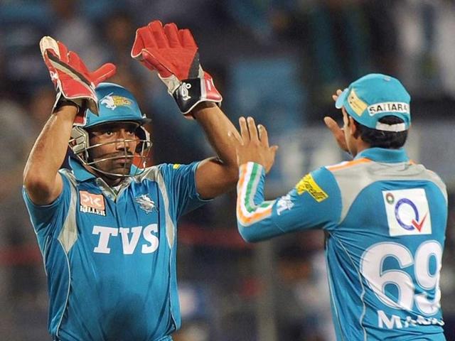 Pune Warriors India wicketkeeper Robin Uthappa (L) celebrates with a teammate Manish Pandey after taking the wicket of Deccan Chargers batsman Shikhar Dhawan during their IPL Twenty20 cricket match at the Sahara Stadium in Pune. AFP Photo/Punit Paranjpe