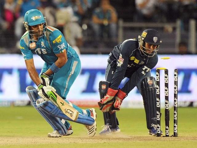Pune Warriors India batsman Robin Uthappa (L) gets clean bowled during the IPL Twenty20 cricket match against Deccan Chargers at the Sahara Stadium in Pune. AFP Photo/Punit Paranjpe