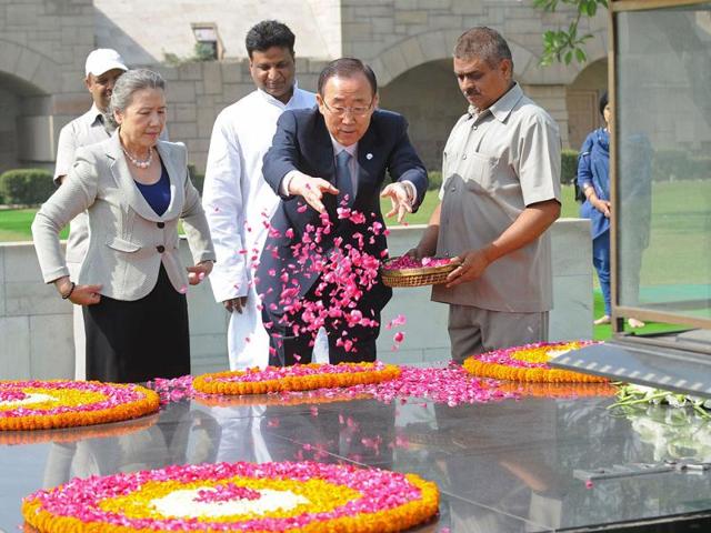 Ban and his wife scatter rose petals as they pay their respects at the Mahatma Gandhi Memorial at Rajghat. AFP/Raveendran