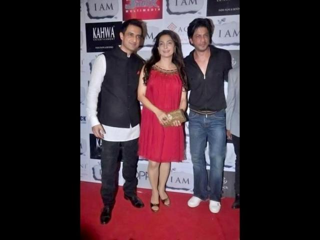Sanjay Suri, Juhi Chawla and Shah Rukh Khan pose at the event.