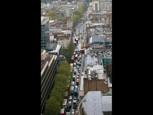 Traffic builds up on Tottenham Court Road in central London as police seal off the street amid reports of an armed man causing a disturbance. AFP Photo/Daniel Sorabji
