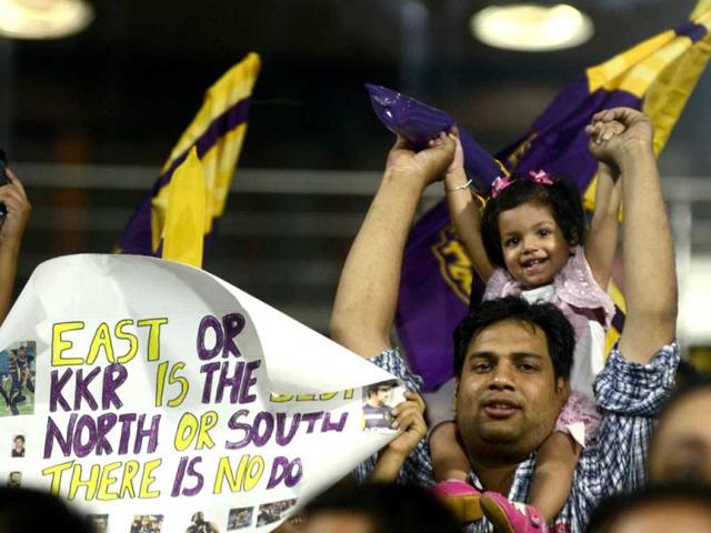 Kolkata Knight Riders fans celebrate during the match against Royal Challengers Bangalore at Eden Gardens. HT/Prateek Choudhury