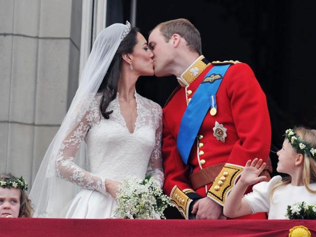 Britain's Prince William and his wife Catherine, Duchess of Cambridge kiss on the balcony of Buckingham Palace, following their wedding at Westminster Abbey in London. (Reuters/John Stillwell/Pool)