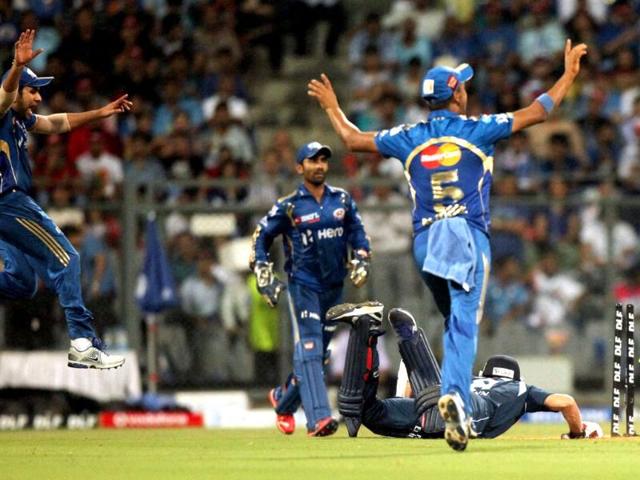 Mumbai Indians players appeal for the run out of a Deccan Chargers batsman during their IPL-5 match in Mumbai. PTI/Santosh Hirlekar