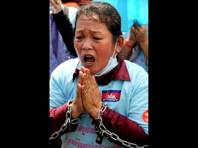 A Cambodian woman prays during a protest to mark international workers day in Phnom Penh May 1, 2012. Activists around the world mark international workers' day with marches demanding better working conditions, more jobs and higher wages. (AFP Photo)