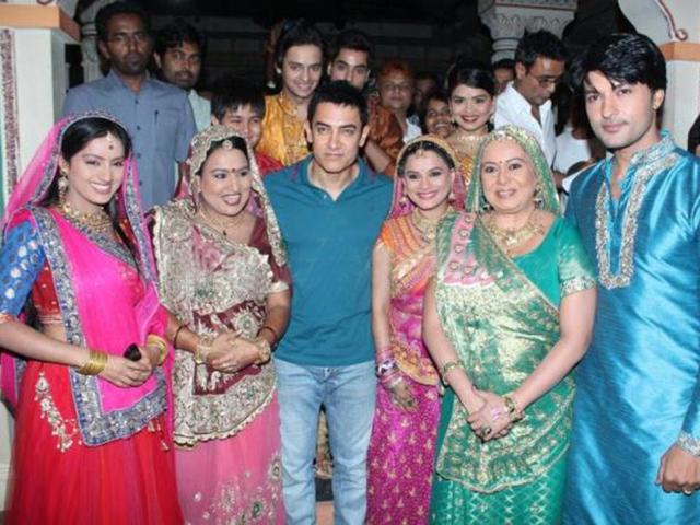 Aamir Khan poses with the actors on the sets of Diya Aur Baati Hum. Aamir Khan poses with the actors on the sets of Diya Aur Baati Hum.