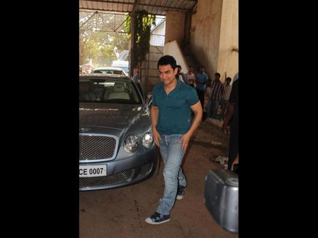 Aamir Khan arrives on the sets of Diya Aur Baati Hum. Aamir Khan arrives on the sets of Diya Aur Baati Hum.