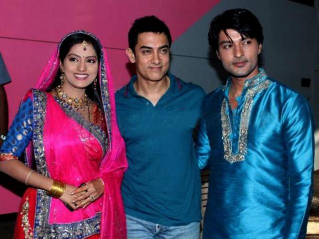 Aamir Khan promotes his first television project Satyamev Jayate on the sets of Diya Aur Baati Hum, a daily soap on Star Plus. Aamir Khan promotes his first television project Satyamev Jayate on the sets of Diya Aur Baati Hum, a daily soap on Star Plus.