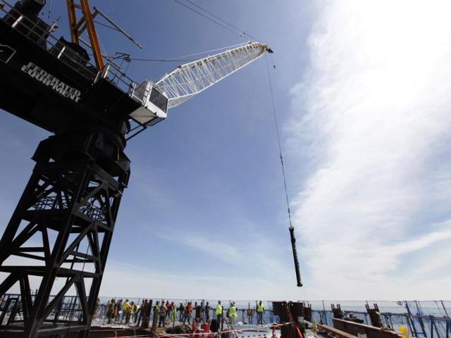 A crane lifts an iron column into place on the 100th story of One World Trade in New York. (AFP photo)