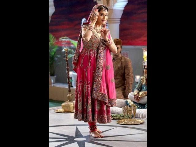The sets replicate the Pakeezah look completely - from the fountains to the pond with floating candles, lights et al. The sets replicate the Pakeezah look completely - from the fountains to the pond with floating candles, lights et al.