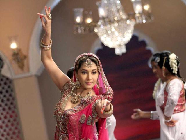 The song Thade Rahiyo from Pakeezah is a number that mesmerized many and now, it is with this very song, that Madhuri pays homage to Meena Kumari. The song Thade Rahiyo from Pakeezah is a number that mesmerized many and now, it is with this very song, that Madhuri pays homage to Meena Kumari.