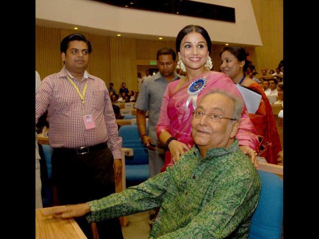 Vidya Balan and Dadasaheb Phalke Awardee actor Soumitra Chatterjee at the event. (UNI Photo) Vidya Balan and Dadasaheb Phalke Awardee actor Soumitra Chatterjee at the event. (UNI Photo)