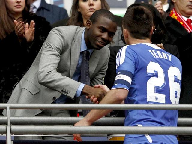 Bolton Wanderers' Fabrice Muamba (L) shakes the hand of Chelsea's John Terry after their FA Cup final soccer match win against Liverpool at Wembley Stadium in London. Reuters/Eddie Keogh