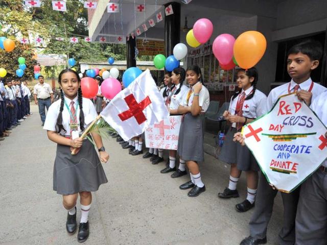School children making human chain at Kargil Crossing in Patna while celebrating World Red Cross Day. Agencies