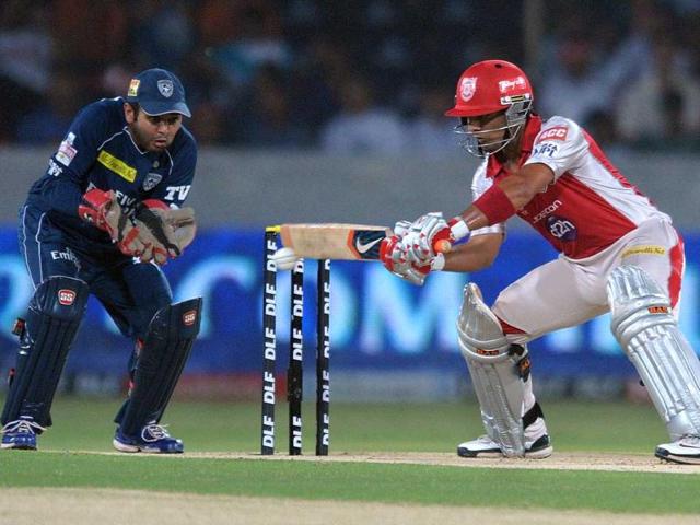 Deccan Chargers wicketkeeper Parthiv Patel (L) watches as Kings XI Punjab batsman Mandeep Singh plays a shot during the IPL Twenty20 cricket match between Deccan Chargers and Kings XI Punjab at Rajiv Gandhi International Stadium in Hyderabad. AFP Photo/Noah Seelam