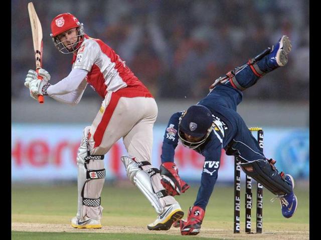Kings XI Punjab batsman David Hussey (L) plays a shot as Deccan Chargers wicket keeper Parthiv Patel attempts to stop the ball during the IPL Twenty20 cricket match between Deccan Chargers and Kings XI Punjab at the Rajiv Gandhi International Stadium in Hyderabad. AFP Photo/Noah Seelam