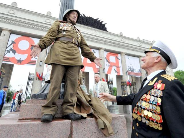 Wearing World War II-era Red Army field uniform (L) and Soviet postwar-era naval uniform (R) veteran speak in Gorky park, a traditional veterans meeting place, in Moscow. Thousands of Russian soldiers marched across Red Square to mark the 67 years since the victory over Nazi Germany in World War II. AFP Photo/Yuri Kadobnov