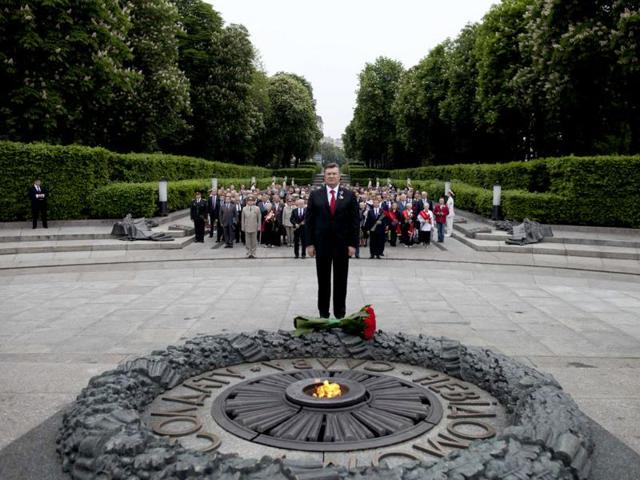 Ukraine-s-President-Viktor-Yanukovich-attends-a-wreath-laying-ceremony-at-the-Tomb-of-the-Unknown-Soldier-in-Kiev-Reuters-Andriy-Mosienko Ukraine-s-President-Viktor-Yanukovich-attends-a-wreath-laying-ceremony-at-the-Tomb-of-the-Unknown-Soldier-in-Kiev-Reuters-Andriy-Mosienko
