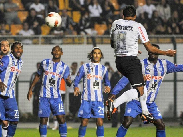 Paulinho (R) of Brazil's Corinthians makes a goal by heading against Ecuador's Emelec during Copa Libertadores football match at Pacaembu stadium in Sao Paulo. AFP Photo/Yasuyoshi Chiba
