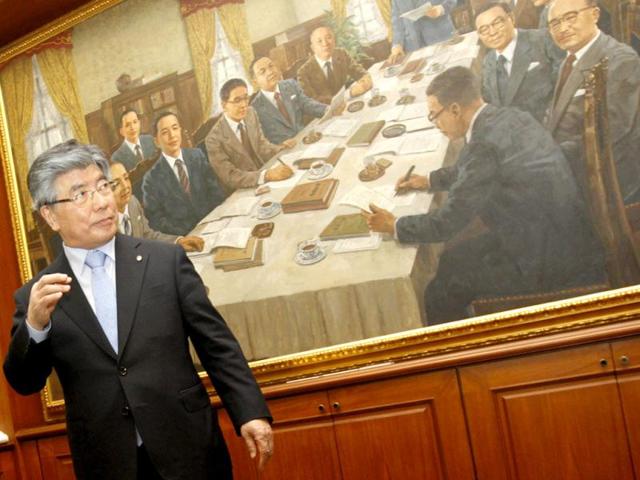 Bank of Korea Governor Kim Choong-soo arrives for a meeting on interest rate policy at the central bank in Seoul, South Korea. (AP Photo/Lee Jae-won, Pool)
