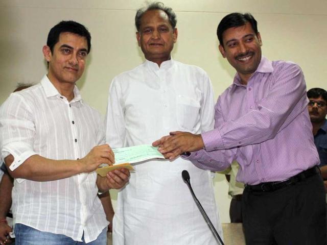 Syam Tele Link (MTS) Chief presenting Rs 1 lakh cheque to Bollywood actor Aamir Khan for his TV reality show Satyamev Jayate in presence of Rajasthan Chief Minister Ashok Gehlot in a function in Jaipur.