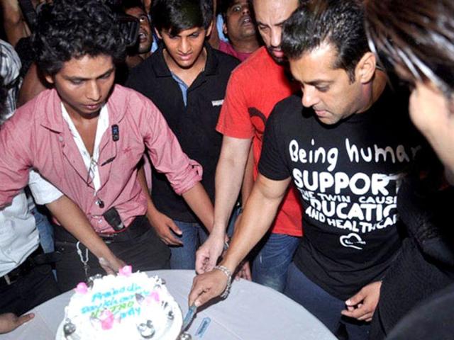 Salman Khan cuts the cake.