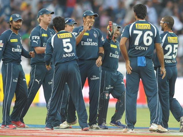 Deccan Chargers bowler Shikar Dhawan (R) celebrates with his team mates after taking the wicket of Delhi Daredevils captain Virender Sehwag during the IPL Twenty20 cricket match in Hyderabad. (AFP Photo/Noah Seelam)